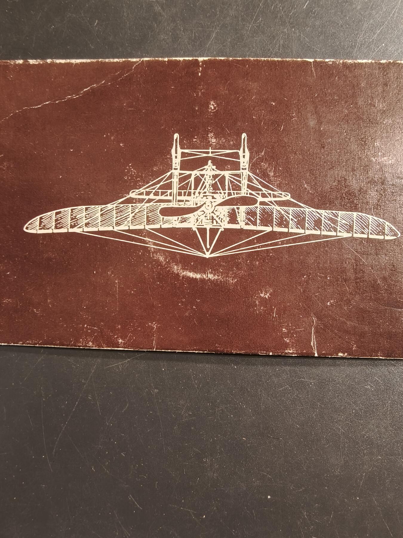 老王徽章第160期 法国发行德国航空先驱奥托·李林塔尔纪念章     原封     直径45mm.     奥托·李林塔尔（1848-1896）是一位德国工程师和航空先驱，被认为是第一位成功进行多次滑翔飞行的“飞行员”。 