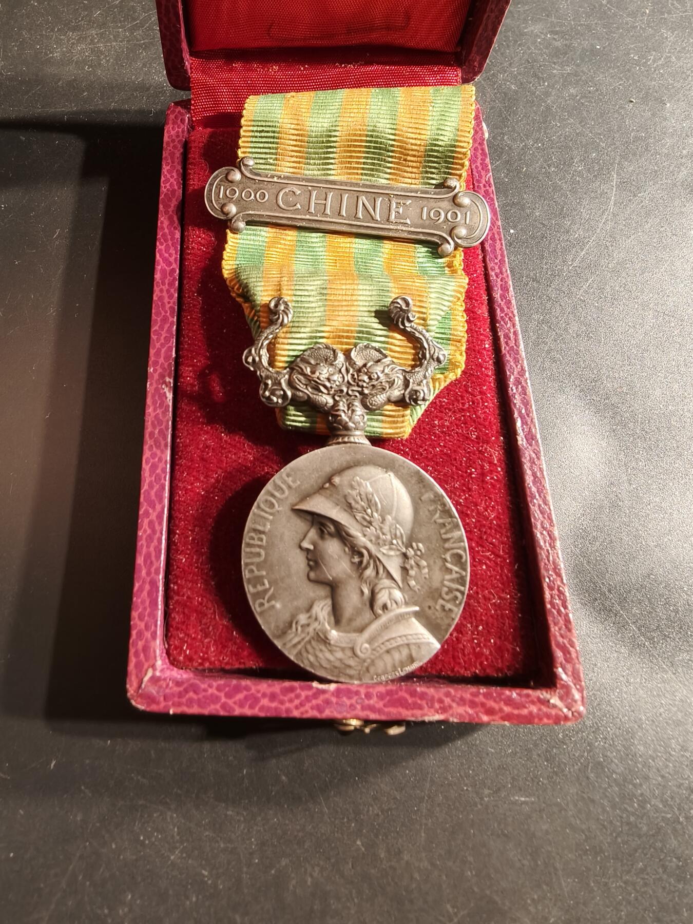 老王徽章第160期 法国1900庚子奖章    原铸950银     带盒子