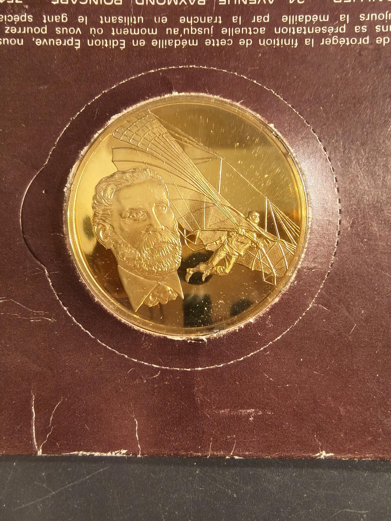 老王徽章第160期 法国发行德国航空先驱奥托·李林塔尔纪念章     原封     直径45mm.     奥托·李林塔尔（1848-1896）是一位德国工程师和航空先驱，被认为是第一位成功进行多次滑翔飞行的“飞行员”。 