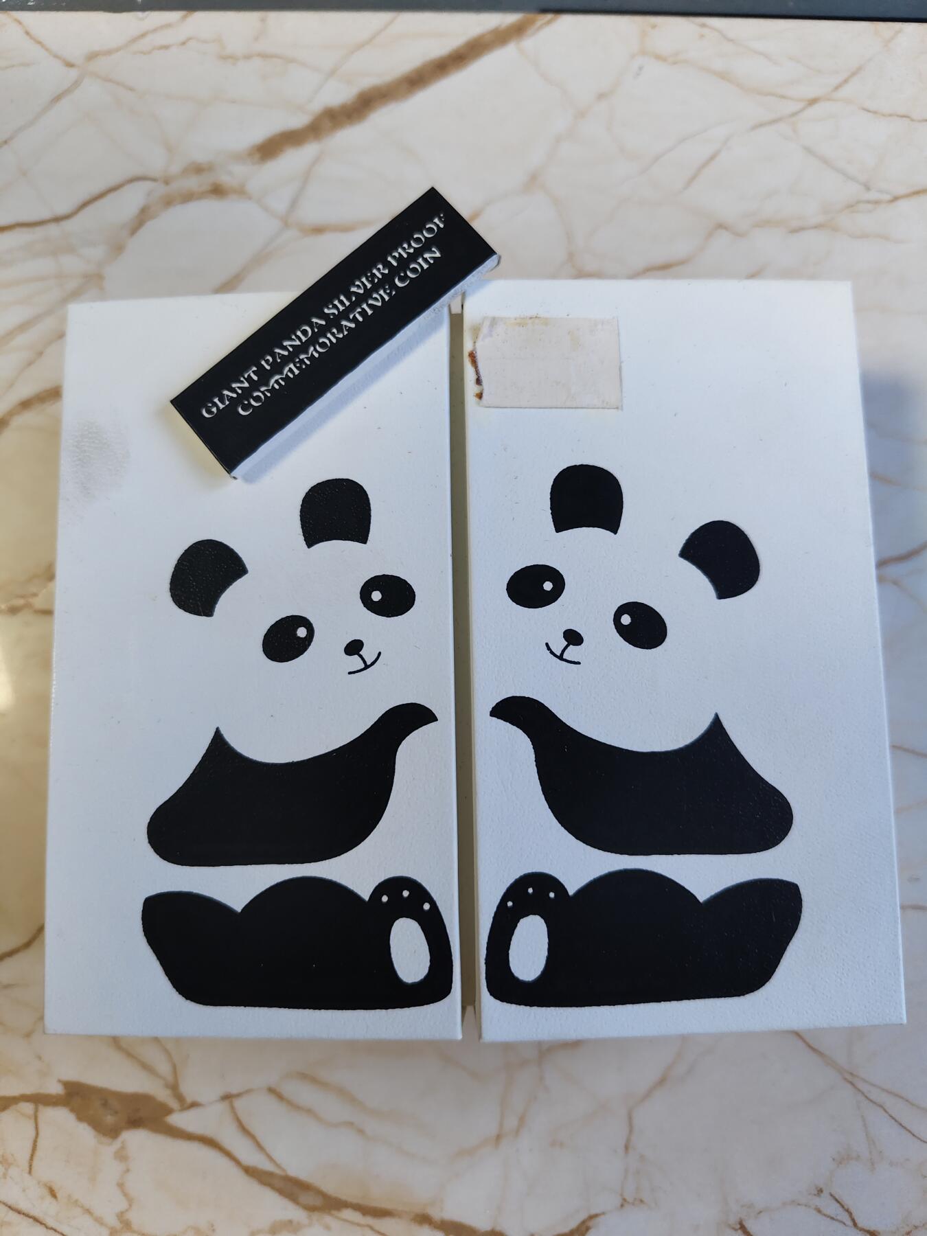 第180期拍卖【长期征集拍品】【北京币展专场】 新加坡2012年大熊猫凯凯和嘉嘉椭圆形彩色精制银币，999银，31.1克，发行10000枚