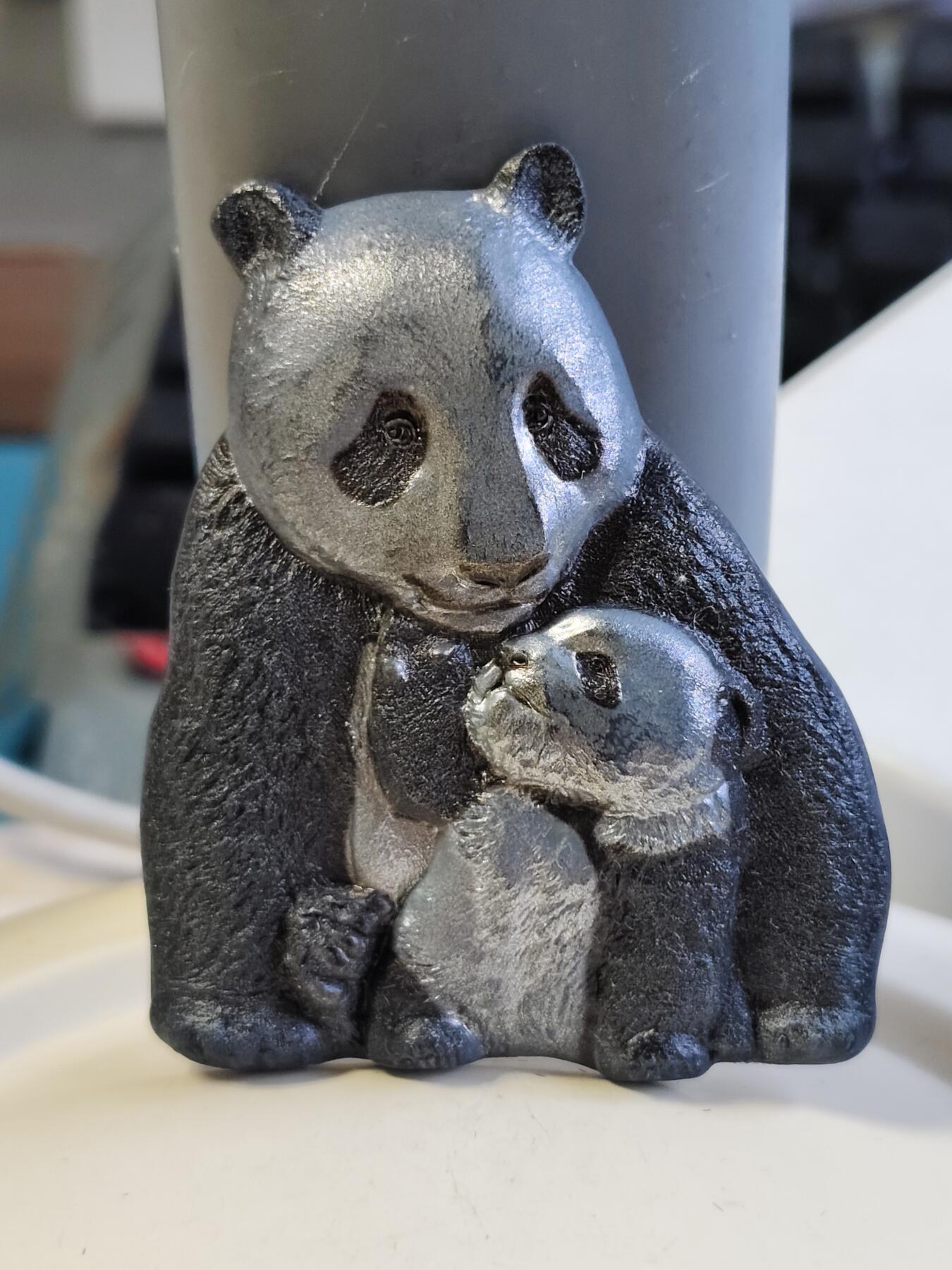 第180期拍卖【长期征集拍品】【北京币展专场】 库克2017年幸运母子大熊猫仿古异形纪念银币，999银，88克，发行888枚