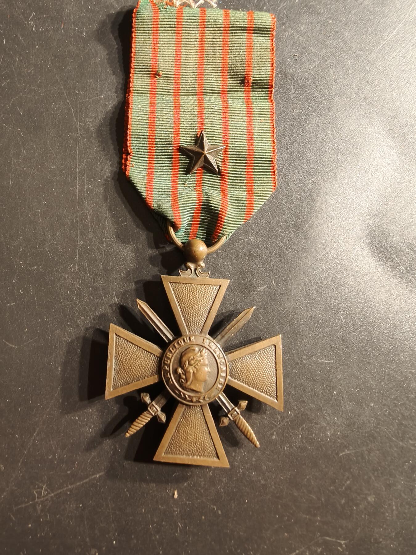 老王徽章第160期  法国1915版战争十字奖章    一颗铜星勋饰
