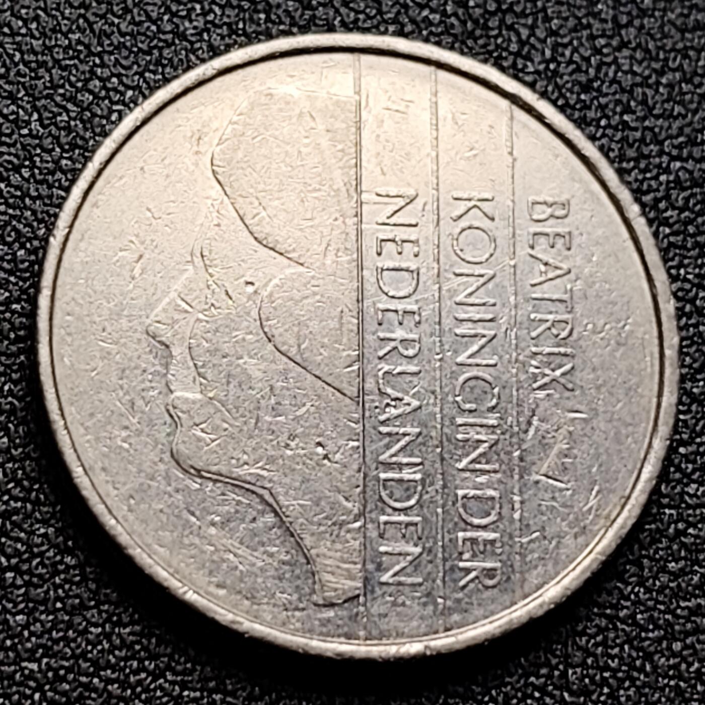 泉币菌-第122场-精品福利场 荷兰1986年1盾 贝娅特丽克丝女王 锤钻暗记 镍币  25mm