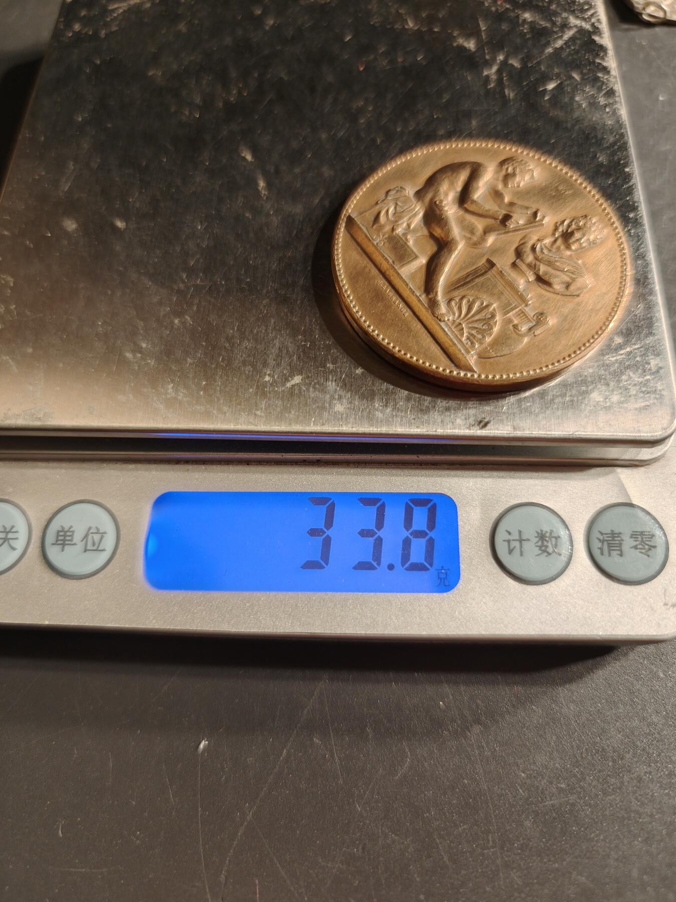 老王徽章第160期  法国巴黎市成人绘画竞赛大铜章     直径41mm.   重量33.8g