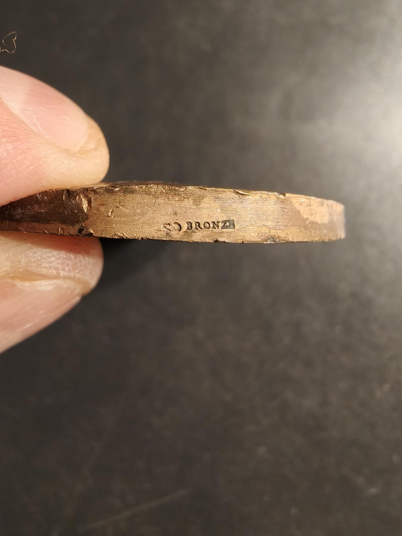 老王徽章第160期  法国市长协会成立50周年大铜章      花环玛丽安娜     大师丹尼尔杜普伊作品     直径50mm.    重量58.2g