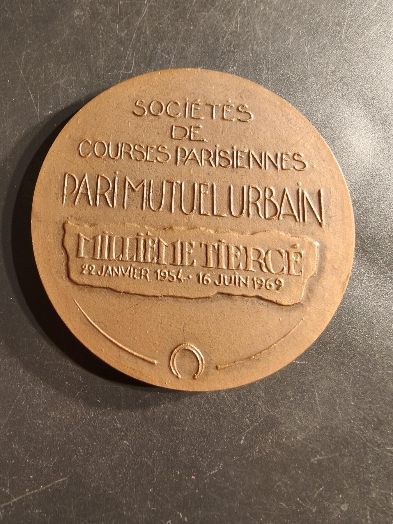 老王徽章第160期 法国巴黎赛马协会大铜章     直径68mm.    重量172.3g
