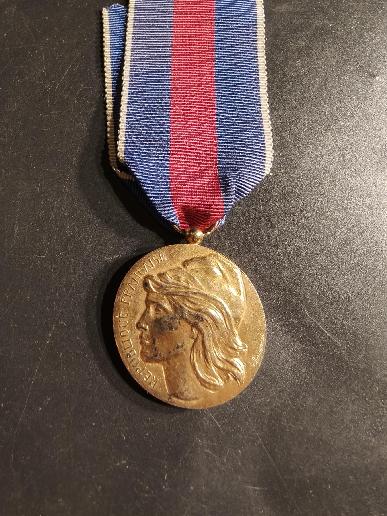 老王徽章第160期 法国金级志愿者服役奖章    925银镀金     24.3g