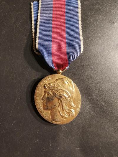 老王徽章第160期 - 法国金级志愿者服役奖章    925银镀金     24.3g