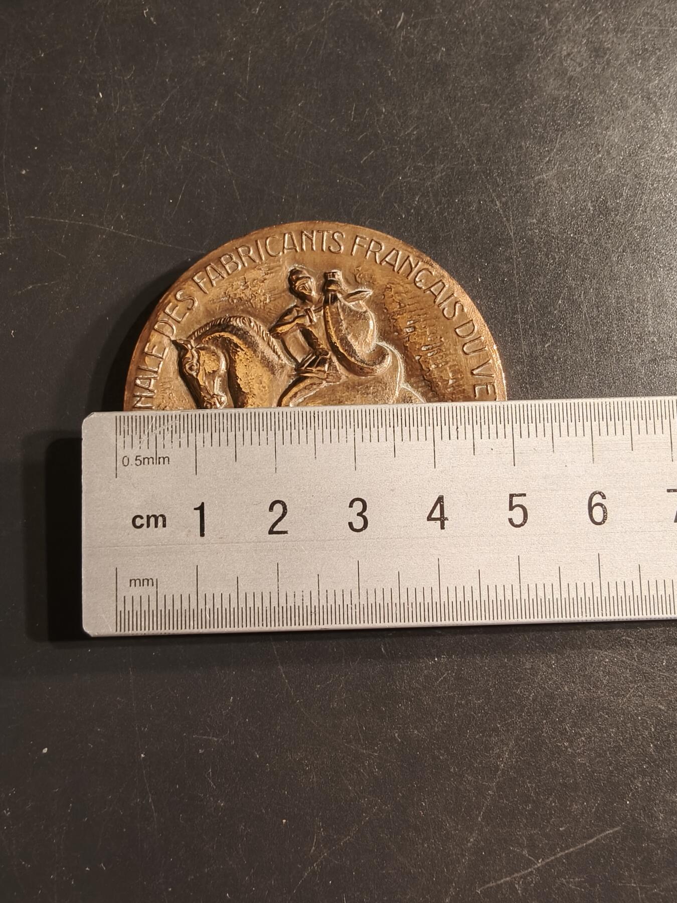 老王徽章第160期  法国男性服装制造商全国联合会大铜章     直径50mm.    重量65.6g