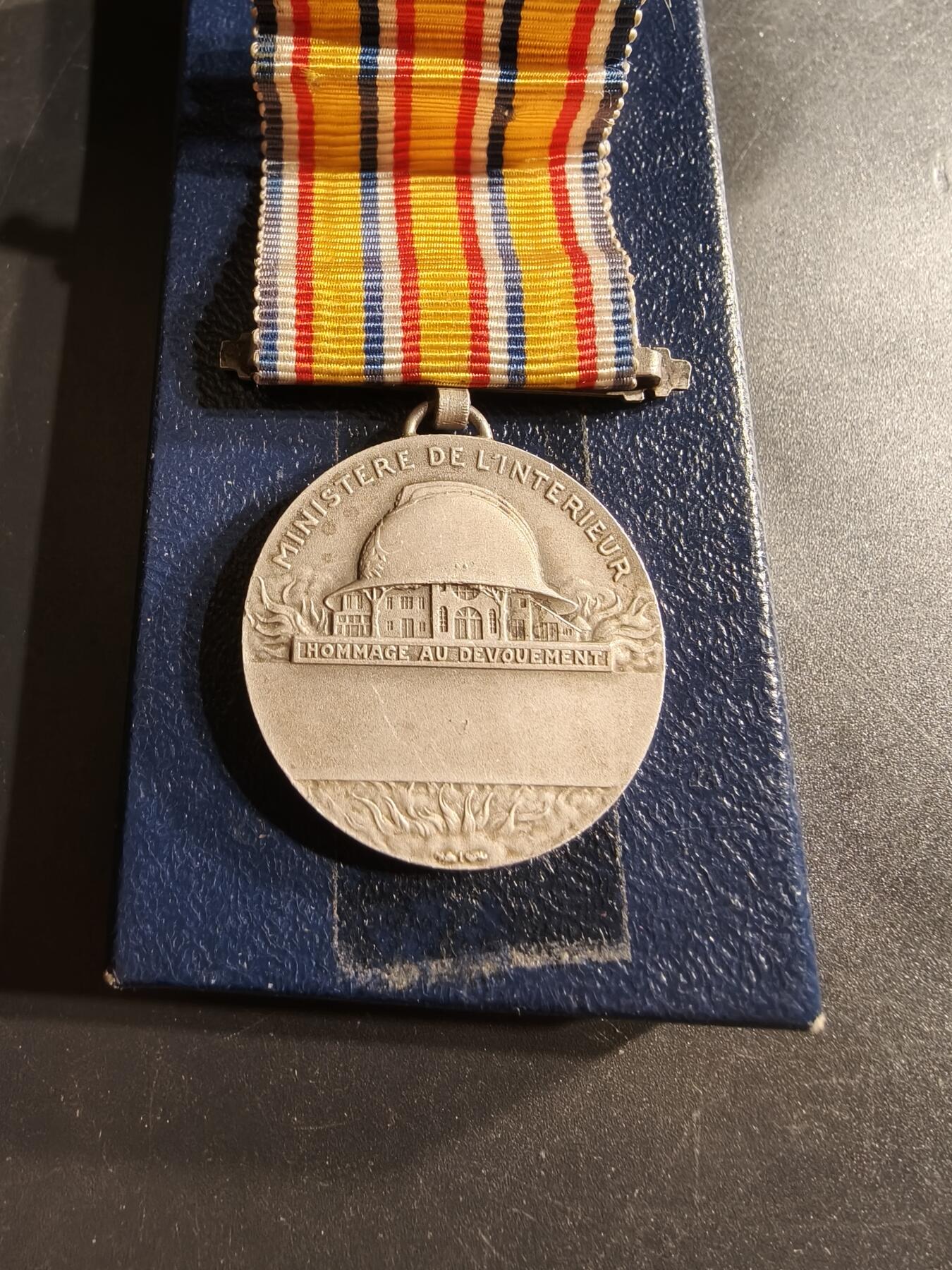 老王徽章第160期  法国银级消防员服务奖章    带纸盒     950银    14.5g