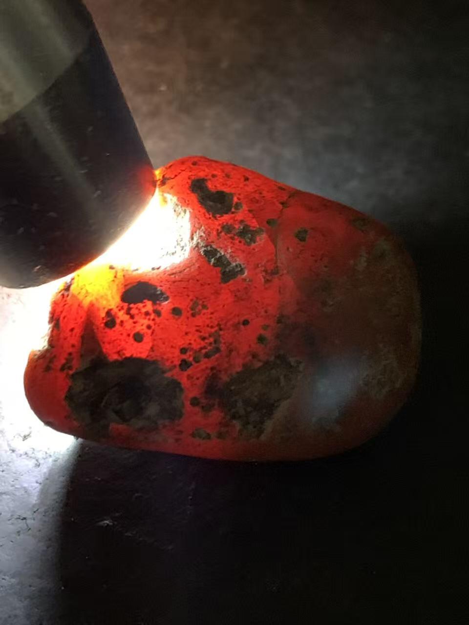 精美红皮南红玛瑙原石一颗，