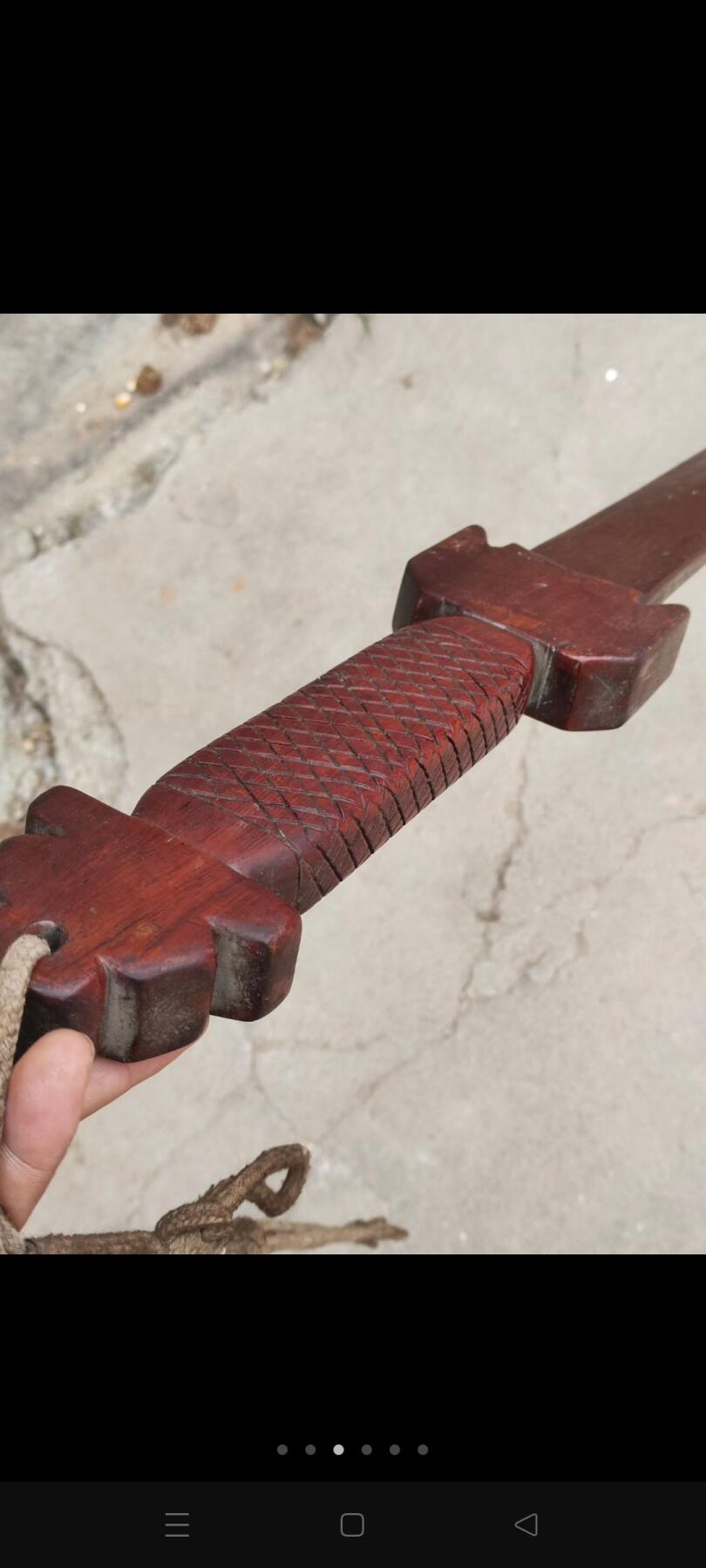 大几十年的镇宅宝剑，长102.5厘米，木质好，造型好，完整无损，保老保真。