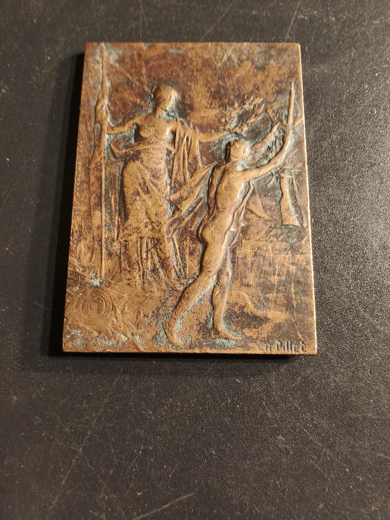 老王徽章第160期  法国射击联盟方形大铜章     尺寸49×34mm.    重量37.8g