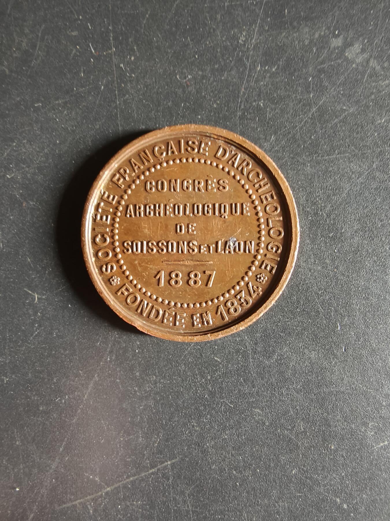 老王徽章第160期 法国1887年苏瓦松和拉昂考古大会大铜章     直径32mm.    重量15.2g