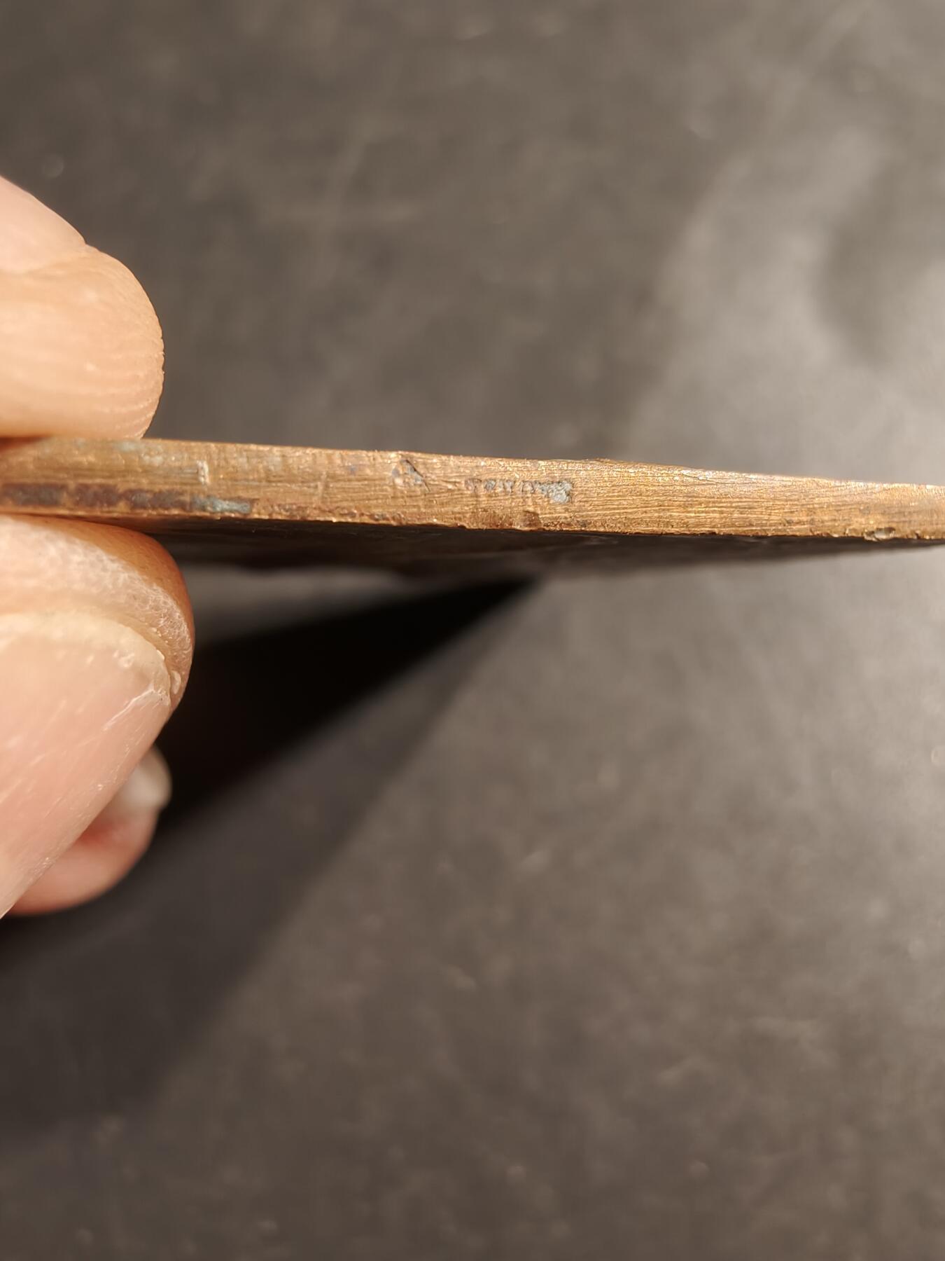 老王徽章第160期  法国射击联盟方形大铜章     尺寸49×34mm.    重量37.8g