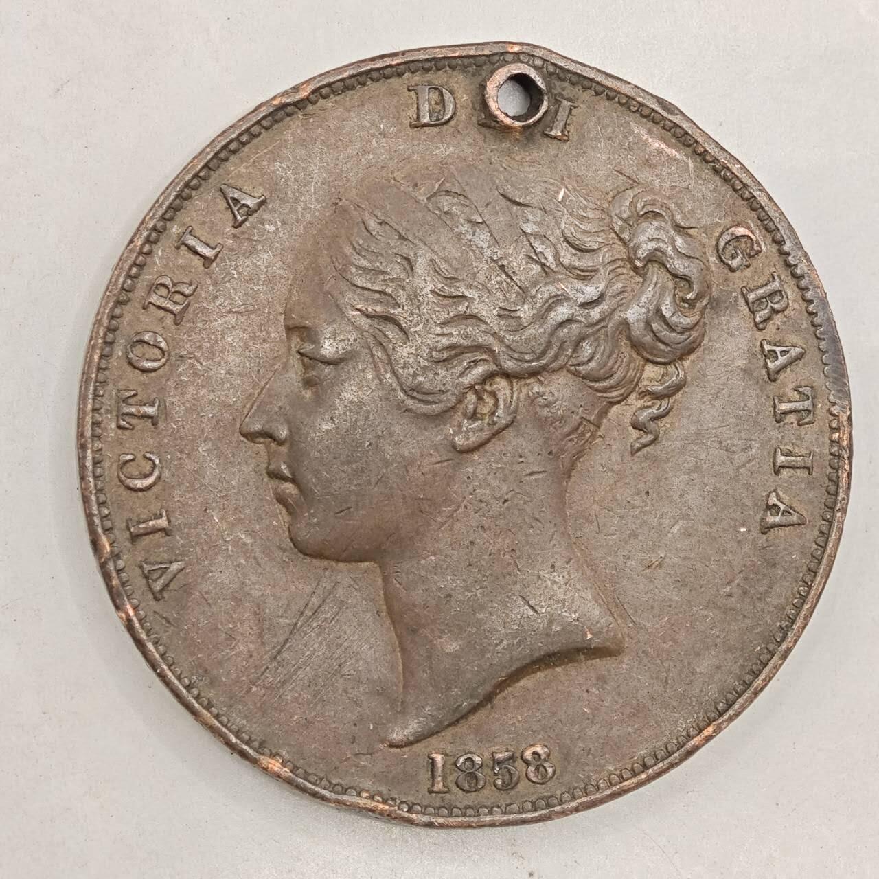 【淘币小摊】限时拍第七百八十四拍  老铜币场  满百包邮可预留两周  周一统一发货  英国1858年维多利亚一便士铜币