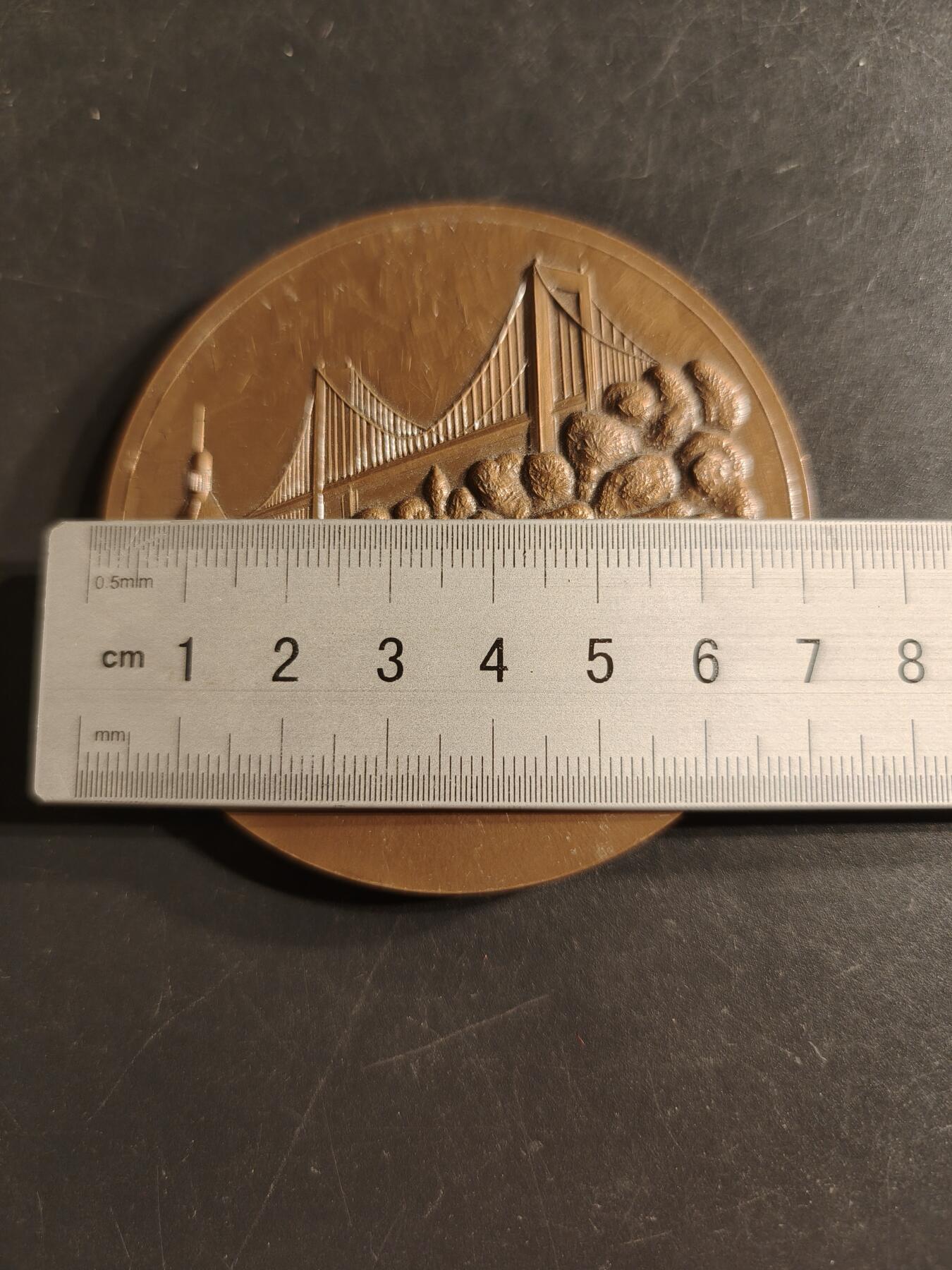 老王徽章第160期 法国洛尔蒙市大铜章     高浮雕     直径72mm.   重量183.6g