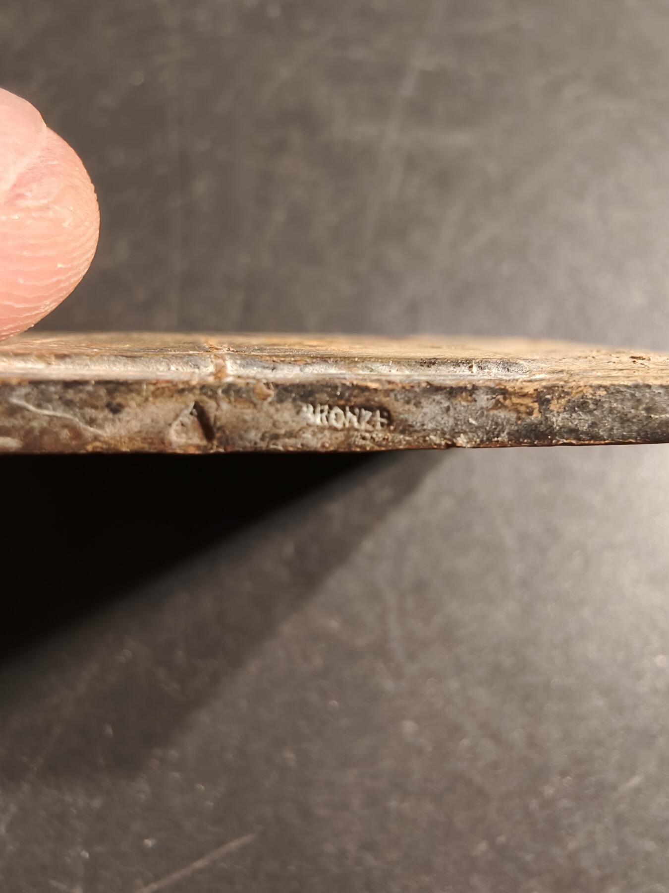 老王徽章第160期  法国鲁昂市方形大铜章     尺寸48×37mm.    重量53.8g