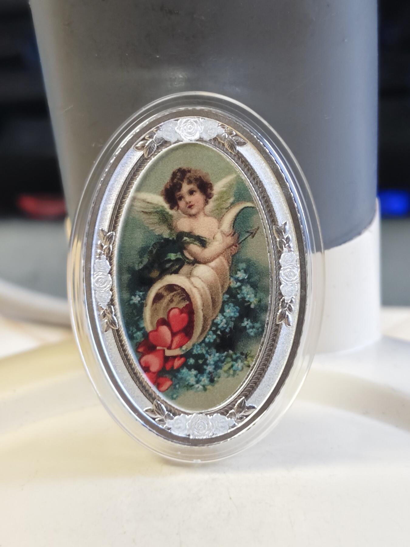 第180期拍卖【长期征集拍品】【北京币展专场】 喀麦隆2020年爱之天使彩印椭圆形精制纪念银币，999银，10克，发行999枚