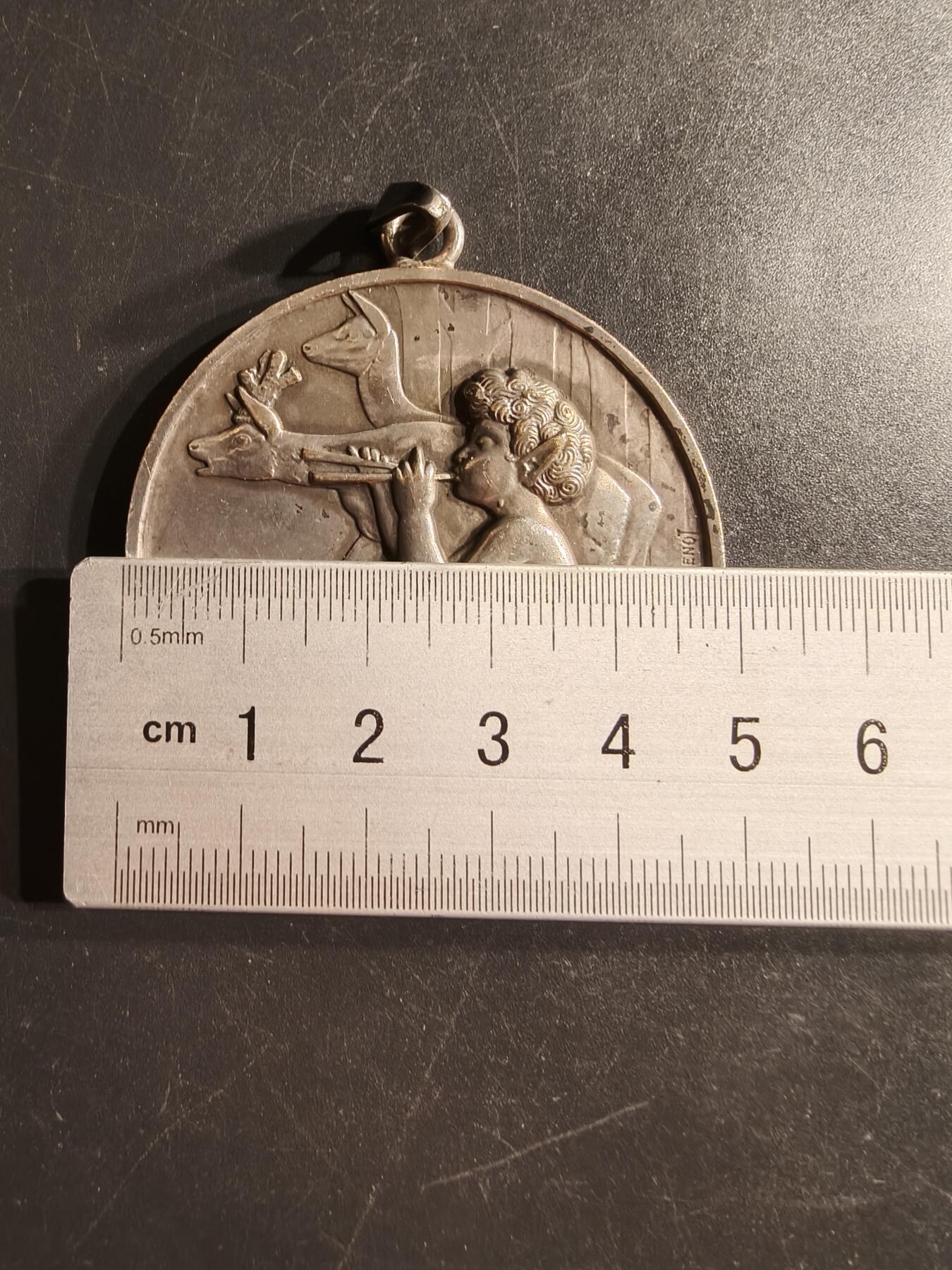 老王徽章第160期  法国牧童吹笛镀银大尺寸铜奖章     直径50mm.    重量48g