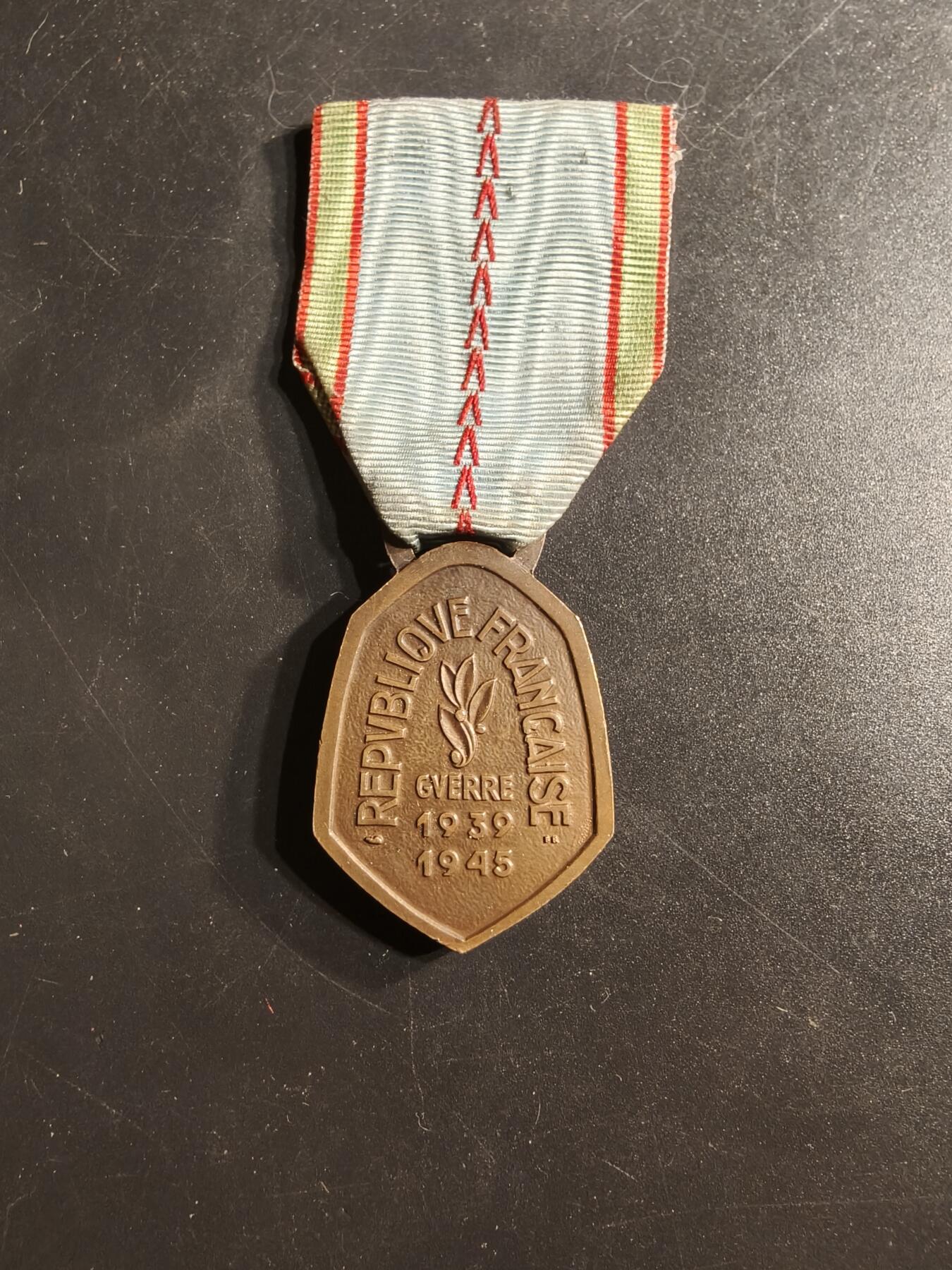 老王徽章第160期  法国二战纪念章