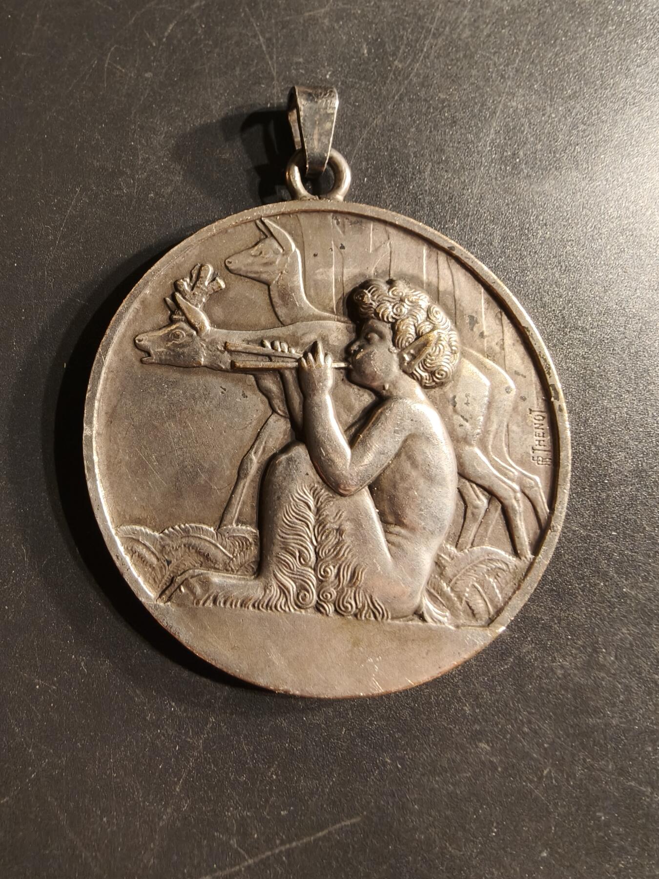 老王徽章第160期  法国牧童吹笛镀银大尺寸铜奖章     直径50mm.    重量48g