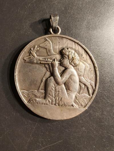 老王徽章第160期 -  法国牧童吹笛镀银大尺寸铜奖章     直径50mm.    重量48g