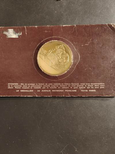 老王徽章第160期 - 法国发行德国航空先驱奥托·李林塔尔纪念章     原封     直径45mm.     奥托·李林塔尔（1848-1896）是一位德国工程师和航空先驱，被认为是第一位成功进行多次滑翔飞行的“飞行员”。 