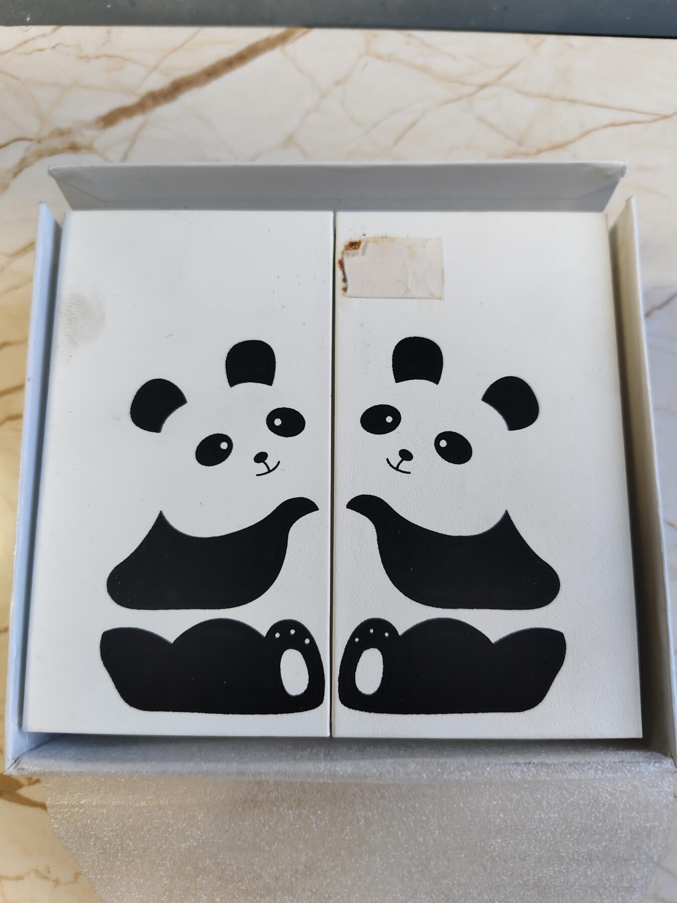 第180期拍卖【长期征集拍品】【北京币展专场】 新加坡2012年大熊猫凯凯和嘉嘉椭圆形彩色精制银币，999银，31.1克，发行10000枚