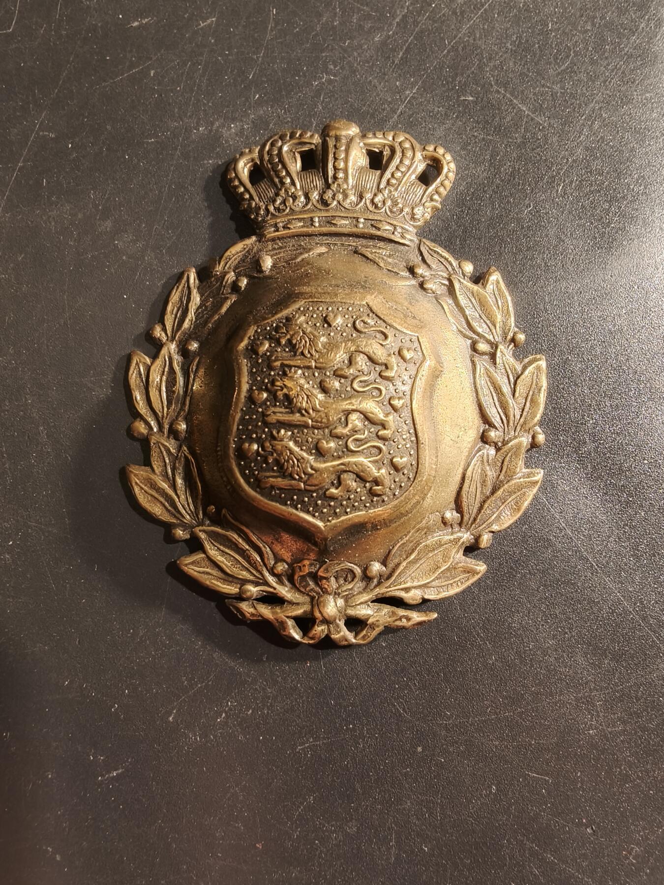 老王徽章第160期 丹麦陆军二战M23头盔帽徽