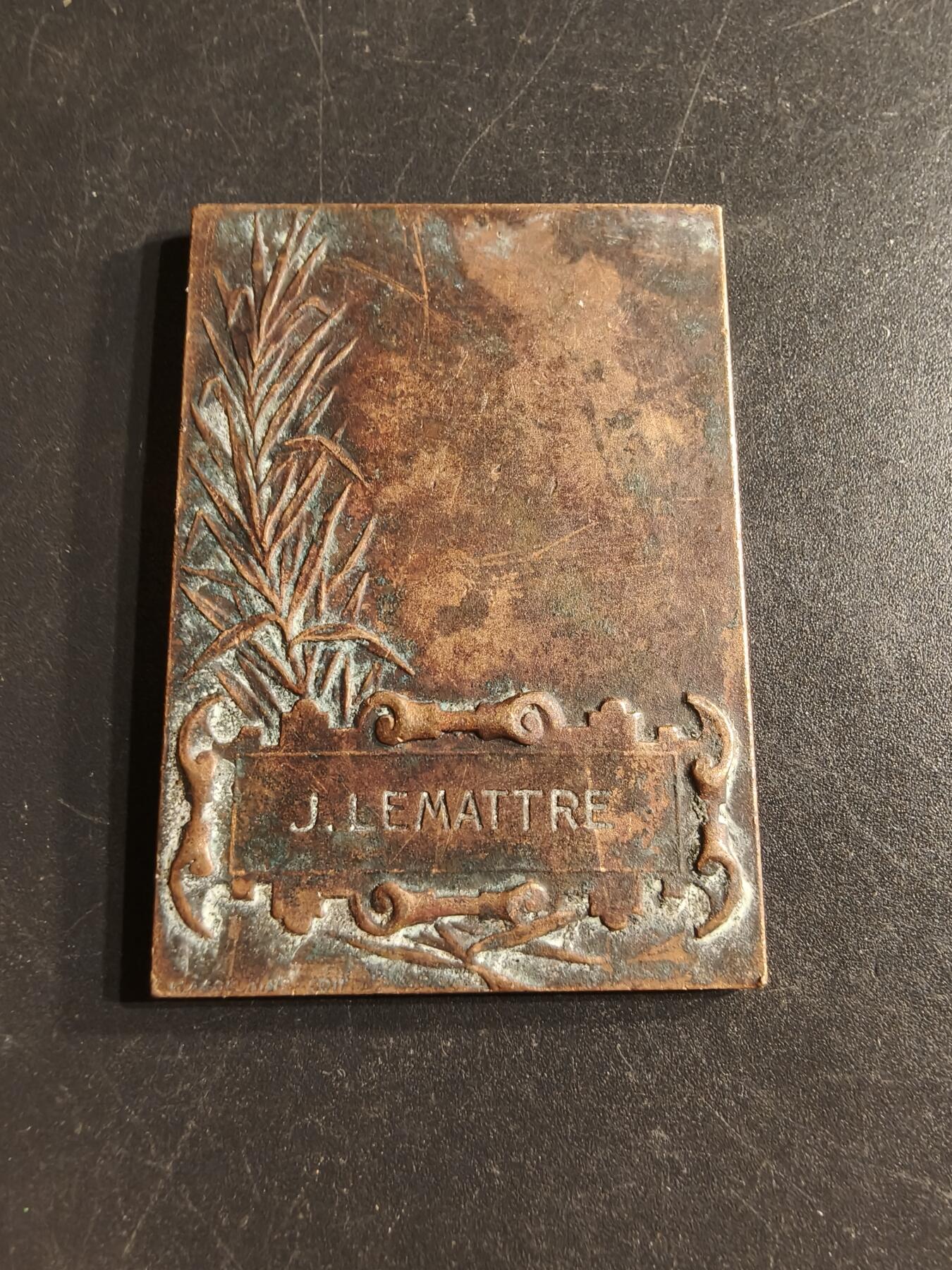 老王徽章第160期  法国射击联盟方形大铜章     尺寸49×34mm.    重量37.8g