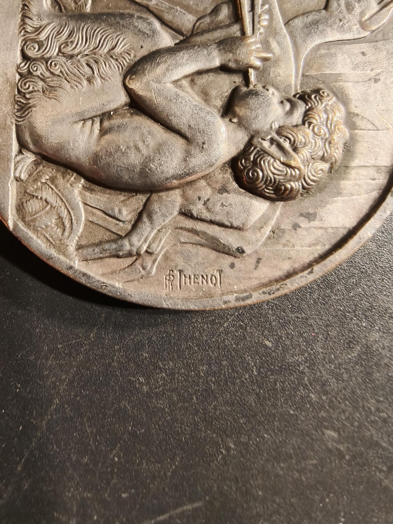 老王徽章第160期  法国牧童吹笛镀银大尺寸铜奖章     直径50mm.    重量48g