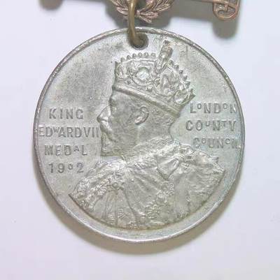 英国1907年 爱德华七世高浮雕精制大合金章 带铭牌 40MM - 英国1907年 爱德华七世高浮雕精制大合金章 带铭牌 40MM