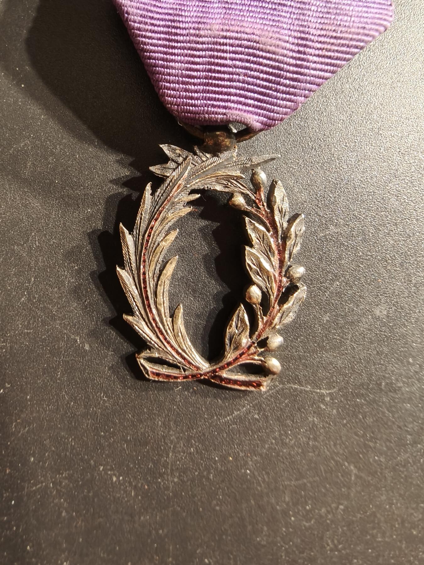 老王徽章第160期 法国军官级棕榈叶勋章    银质珐琅    三共时期    带盒子