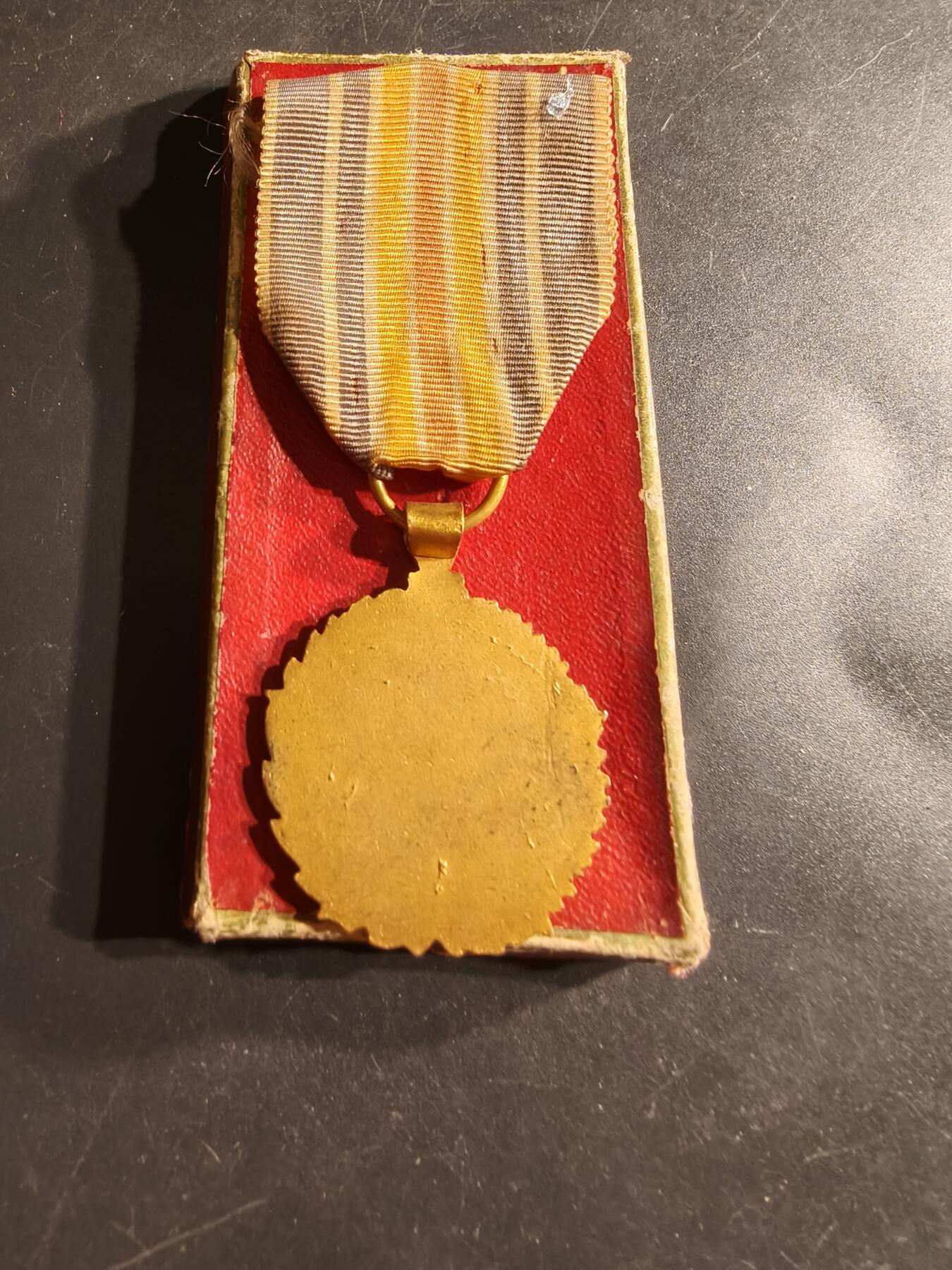 老王徽章第160期 法国战伤奖章    带纸盒    珐琅完整 