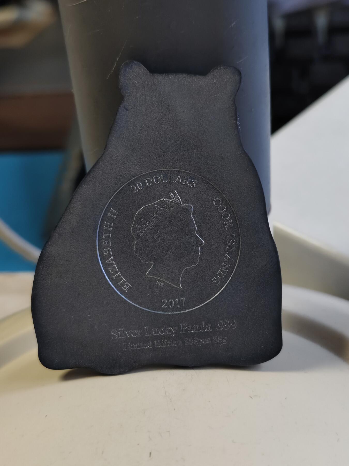 第180期拍卖【长期征集拍品】【北京币展专场】 库克2017年幸运母子大熊猫仿古异形纪念银币，999银，88克，发行888枚