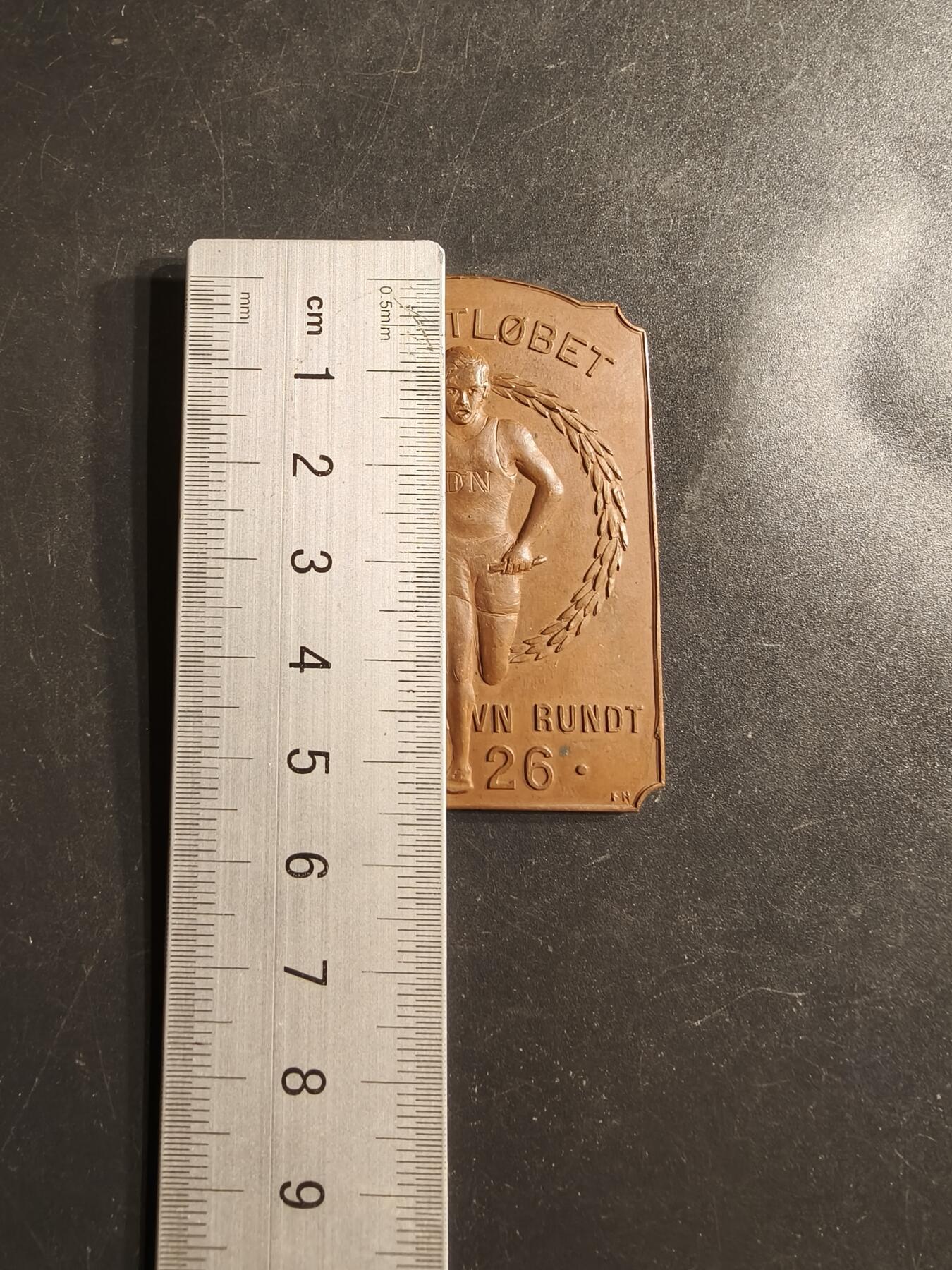 老王徽章第160期 丹麦1926年哥本哈根接力赛方形大铜章     尺寸54×39mm.    重量34.3g