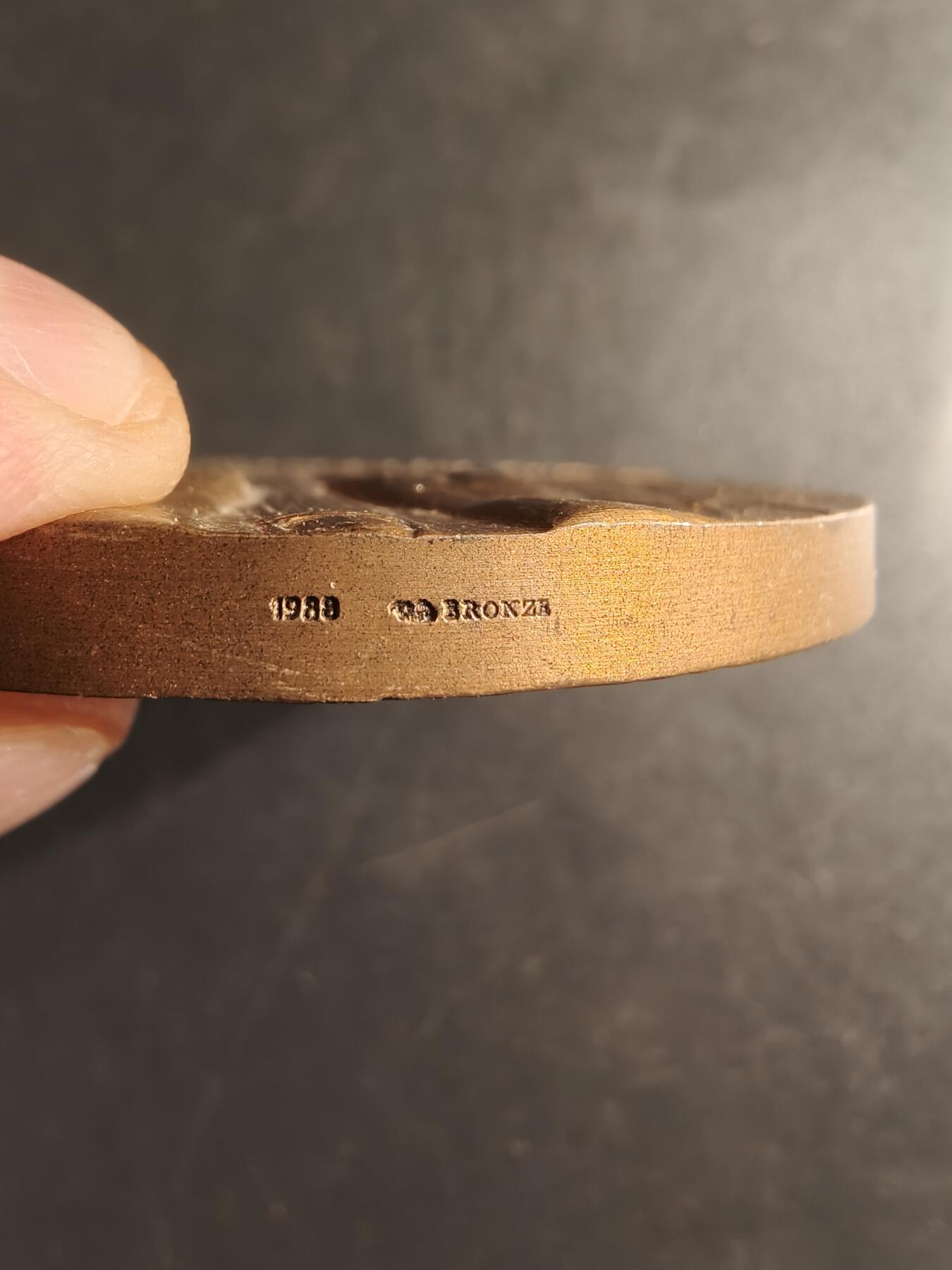 老王徽章第160期  法国战争纪念协会成立100周年大铜章     直径70mm.   重量186.6g.    描绘了人们在墓地中哀悼的场景，该协会致力于维护普法战争期间法国士兵墓地 