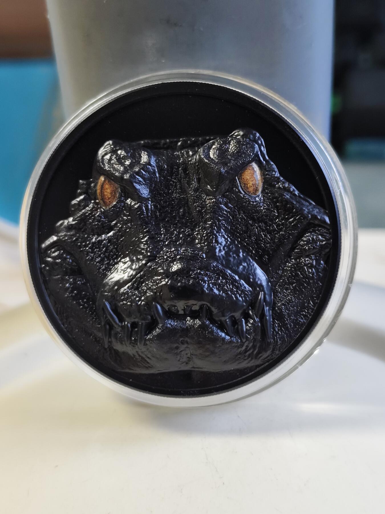 第180期拍卖【长期征集拍品】【北京币展专场】 帕劳2023年夜间猎人系列凯门鳄曜石黑2盎司彩银币，9999银，发行量888枚