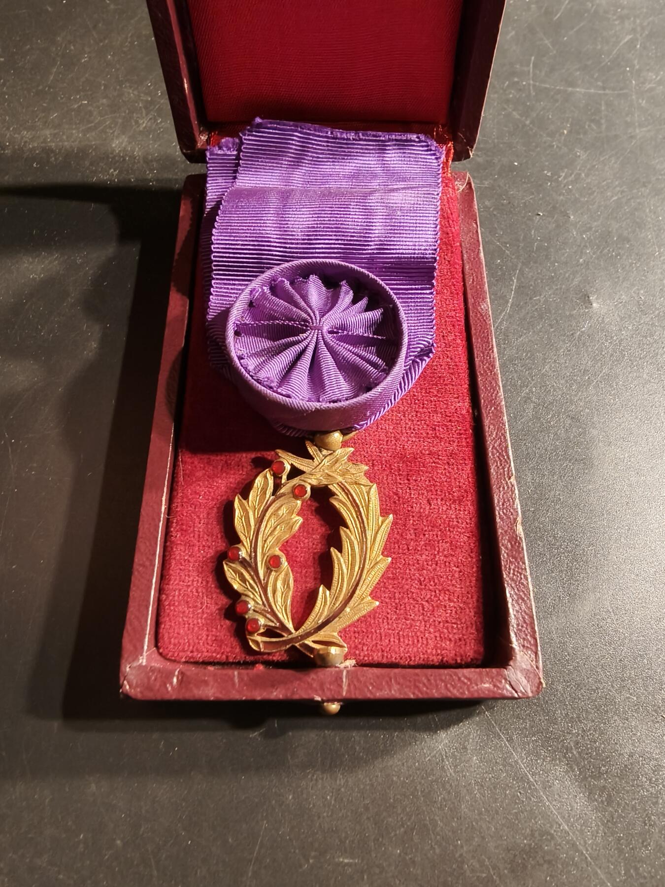 老王徽章第160期 法国军官级棕榈叶勋章    带盒子