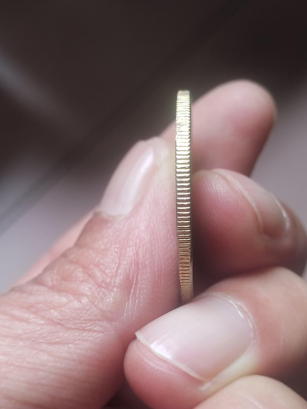 1981年长城币壹圆。卷拆五彩。