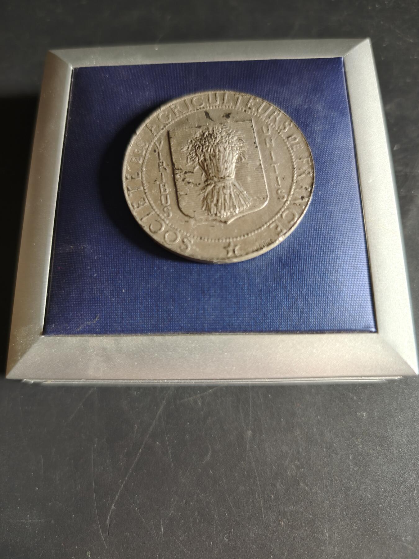 老王徽章第160期  法国农业协会大银章    带盒子     直径38mm.   重量28.7g.    950银