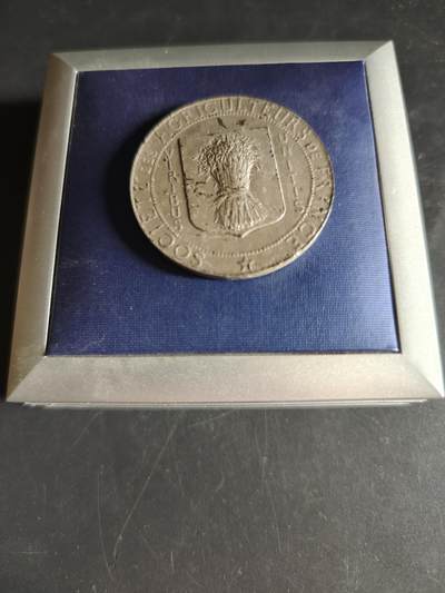 老王徽章第160期 -  法国农业协会大银章    带盒子     直径38mm.   重量28.7g.    950银