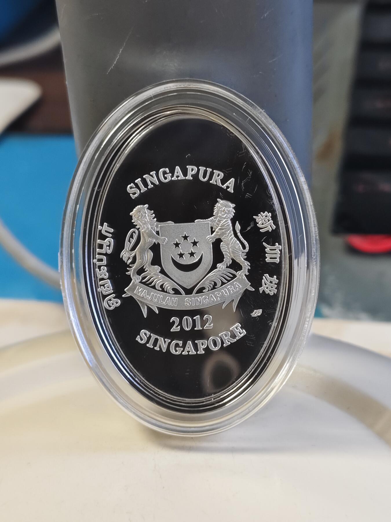 第180期拍卖【长期征集拍品】【北京币展专场】 新加坡2012年大熊猫凯凯和嘉嘉椭圆形彩色精制银币，999银，31.1克，发行10000枚