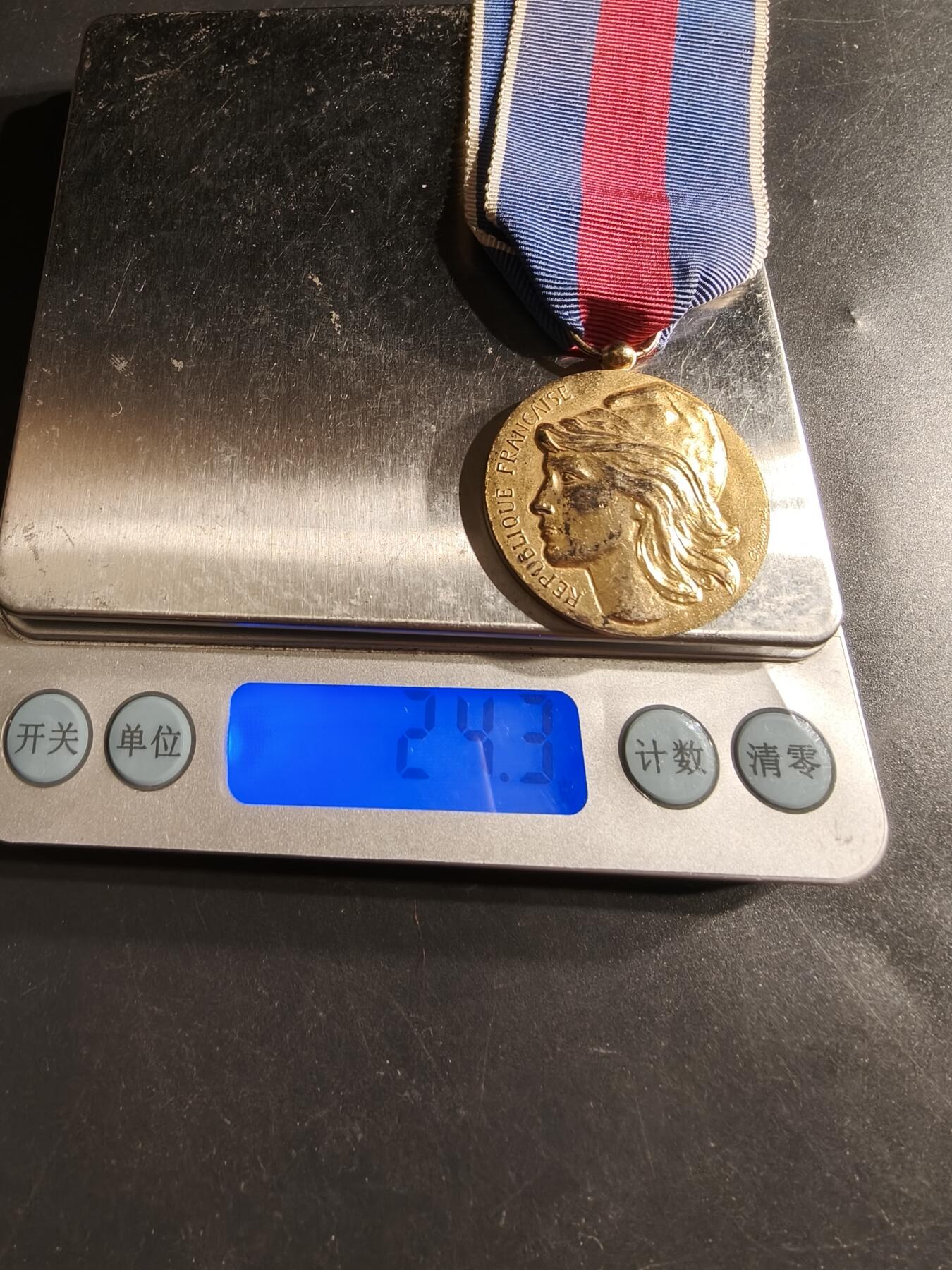 老王徽章第160期 法国金级志愿者服役奖章    925银镀金     24.3g