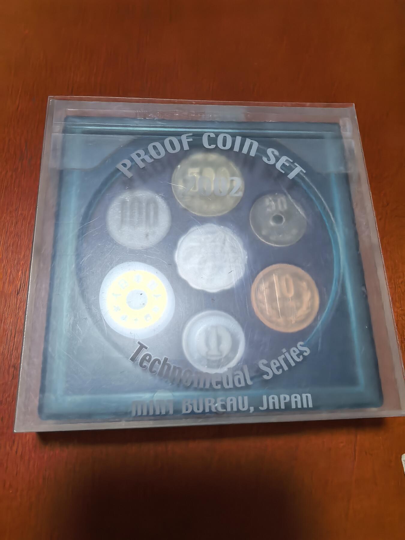 长老汇蛇年精选第六十九场拍卖 2002日本科技系列之一6枚精制币套装小方盒，含银质梅花形银章1枚