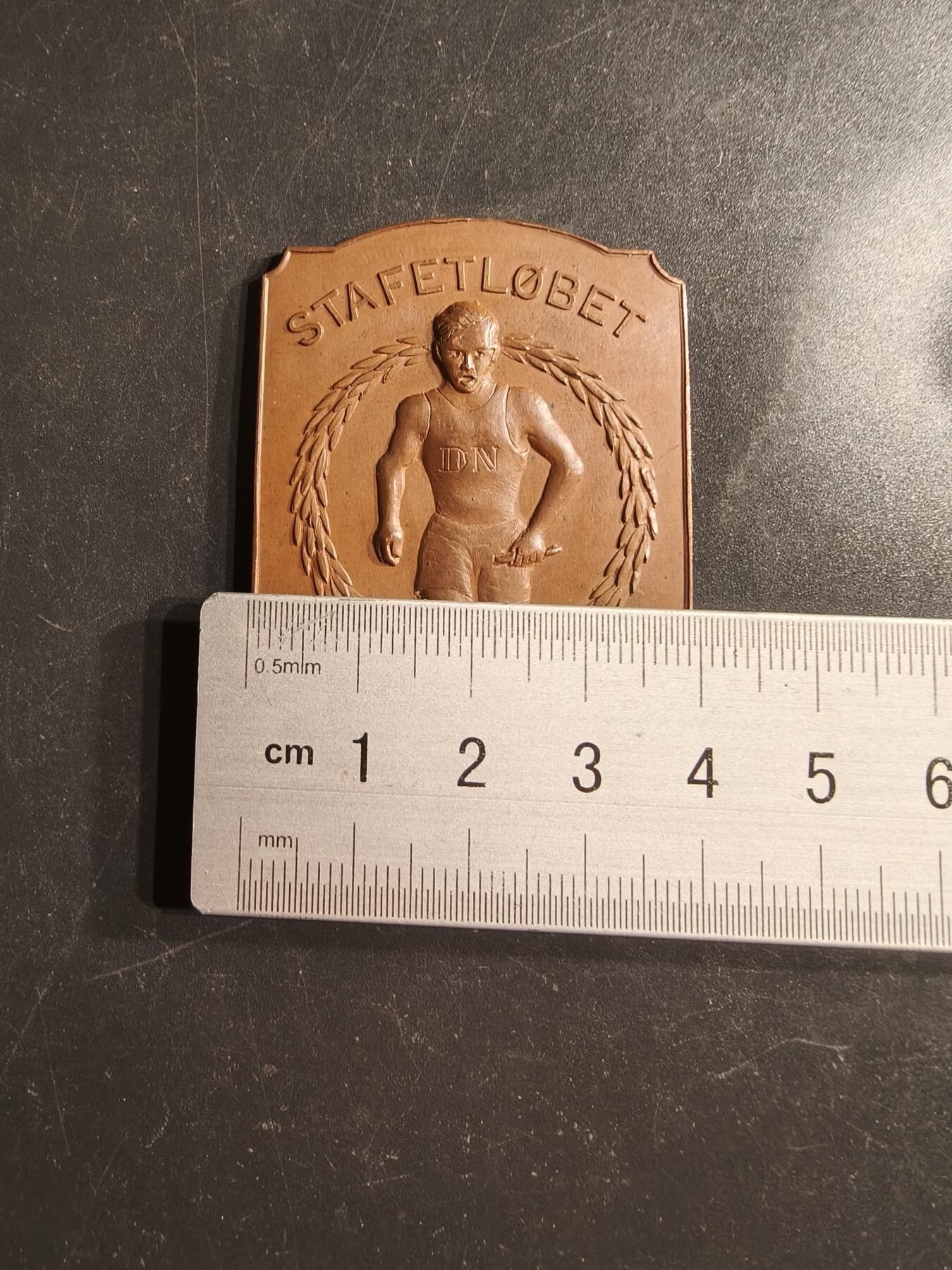 老王徽章第160期 丹麦1926年哥本哈根接力赛方形大铜章     尺寸54×39mm.    重量34.3g