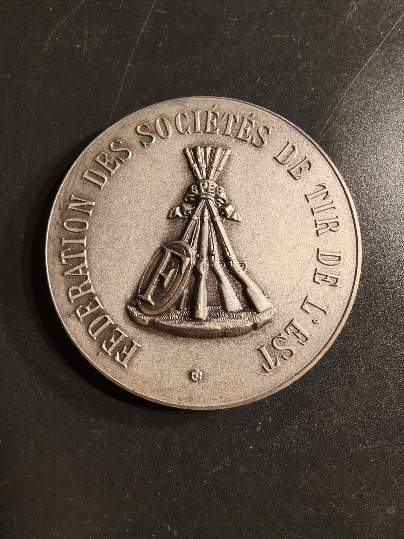 老王徽章第160期  法国东方射击协会镀银大铜章     直径46mm.    重量46.4g