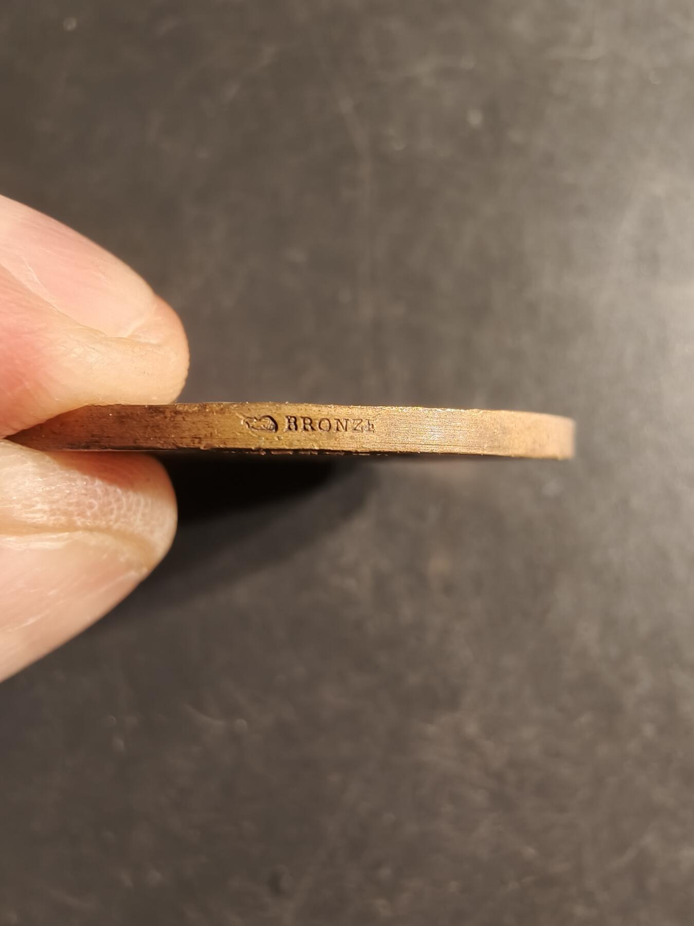 老王徽章第160期  法国射击联盟大铜章      直径36mm.    重量20g