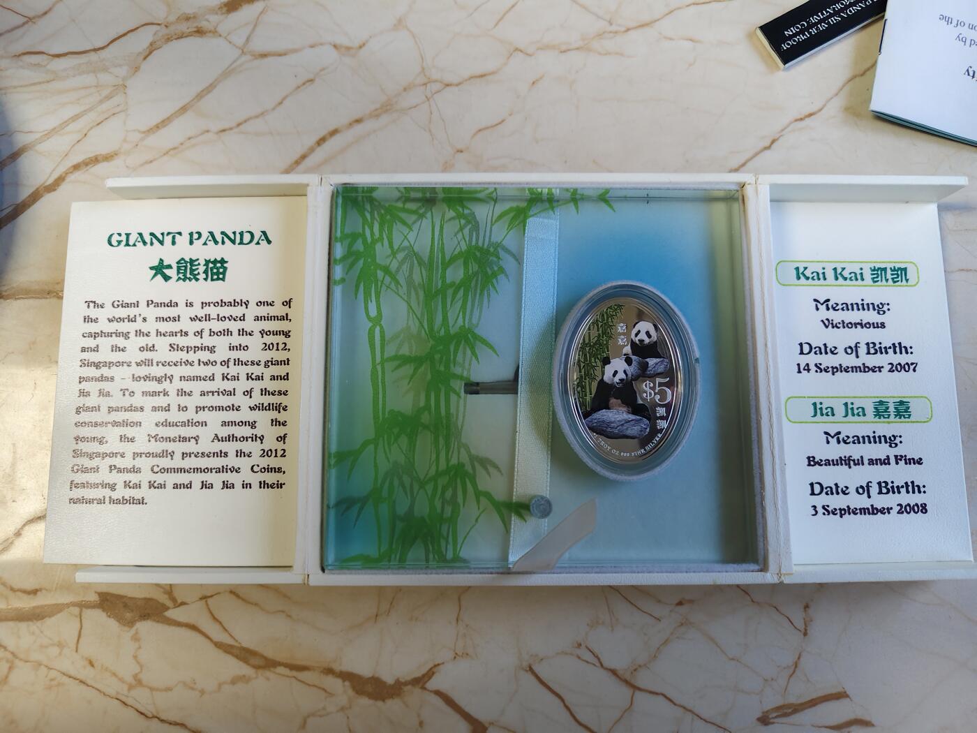 第180期拍卖【长期征集拍品】【北京币展专场】 新加坡2012年大熊猫凯凯和嘉嘉椭圆形彩色精制银币，999银，31.1克，发行10000枚